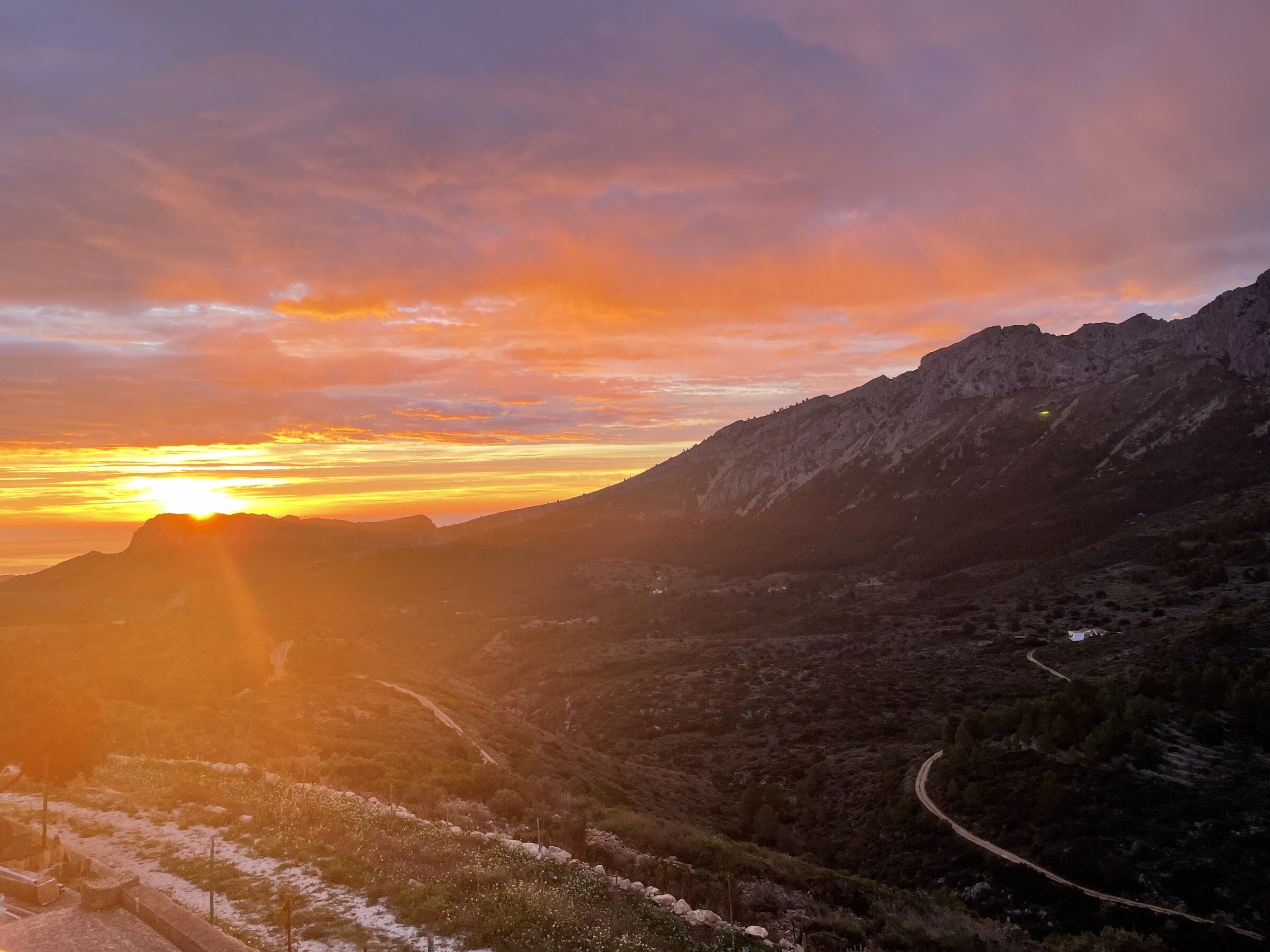 Panoramisch uitzicht bij zonsopkomst vanuit Casa Bèrnia