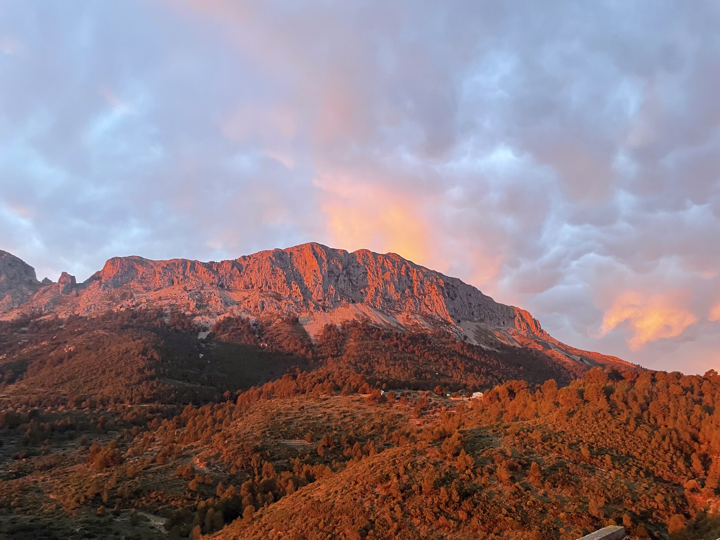 Sierra de Bèrnia gloeit rood in het avondlicht