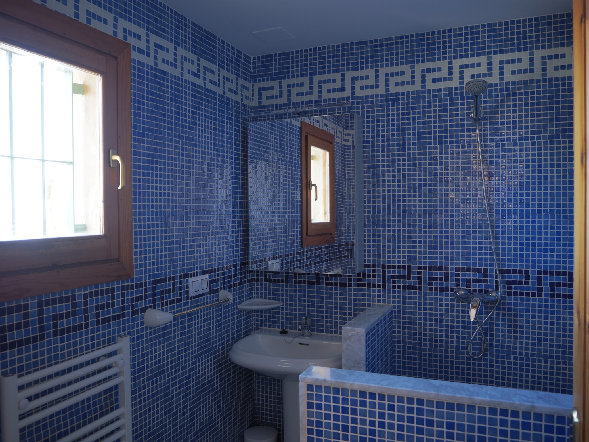 Badkamer met traditioneel blauw mozaïek